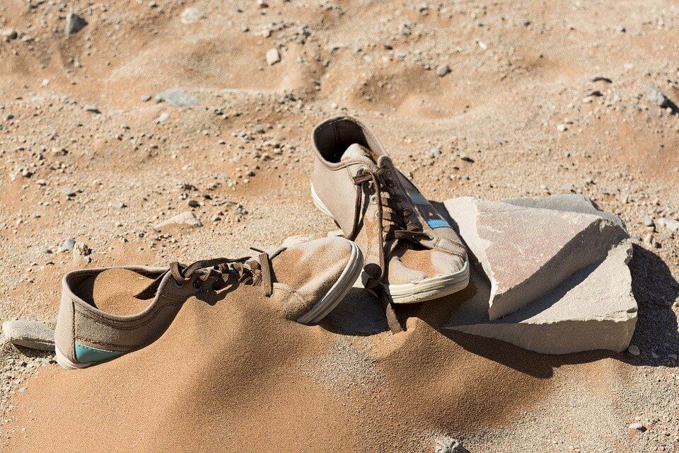 รองเท้าบนทราย
